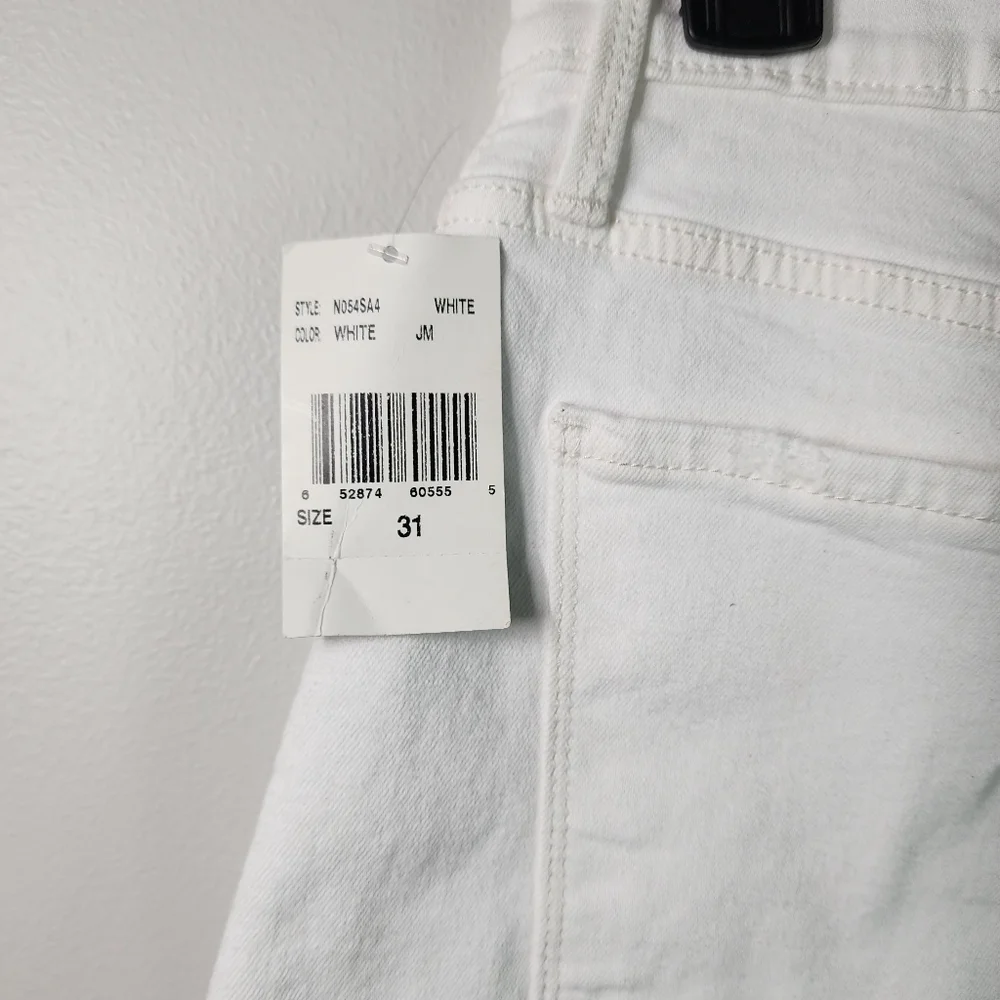 Edyson 'Delon' High Rise Short White - Picture 8 of 8